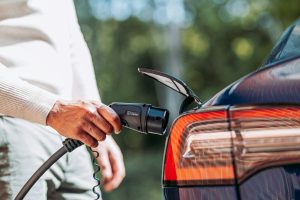 prise Type 2 Mennekes branchée sur une voiture électrique blanche