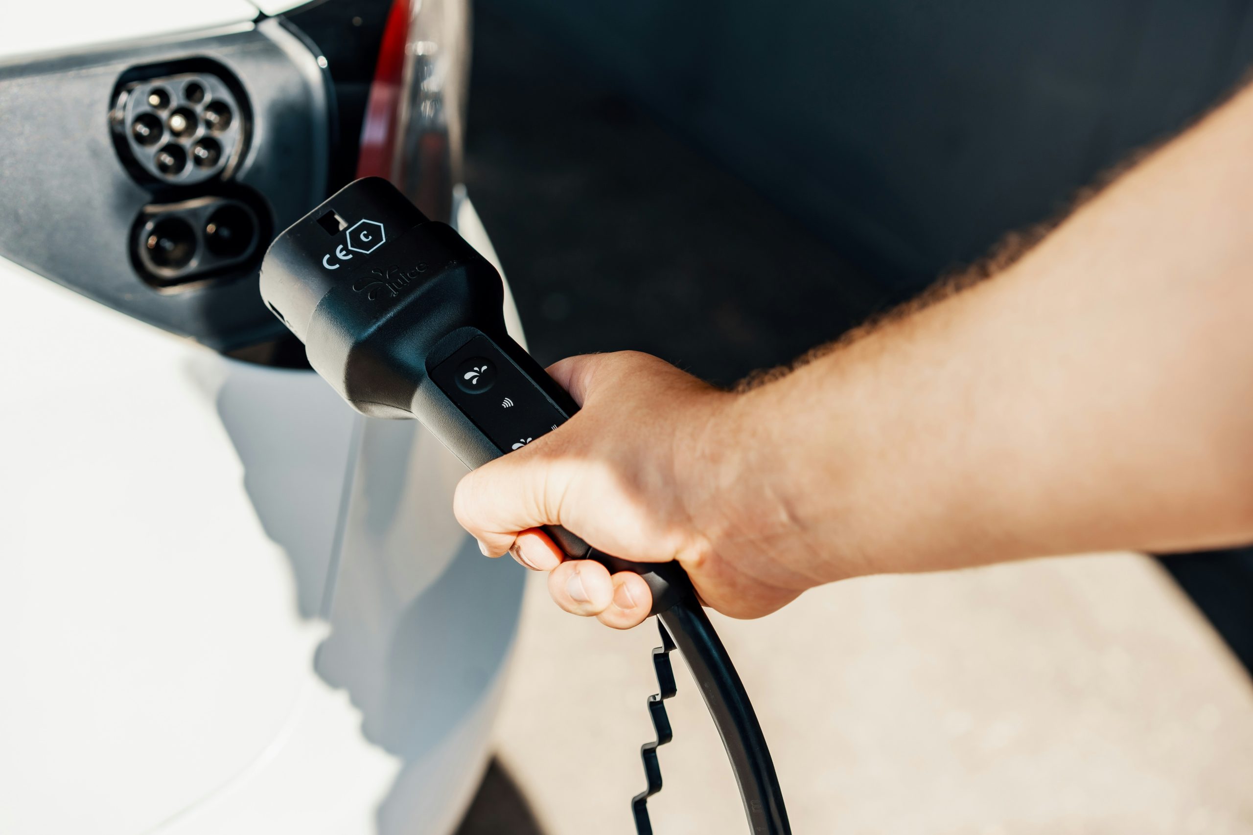 câble de recharge type 2 branché sur une voiture électrique